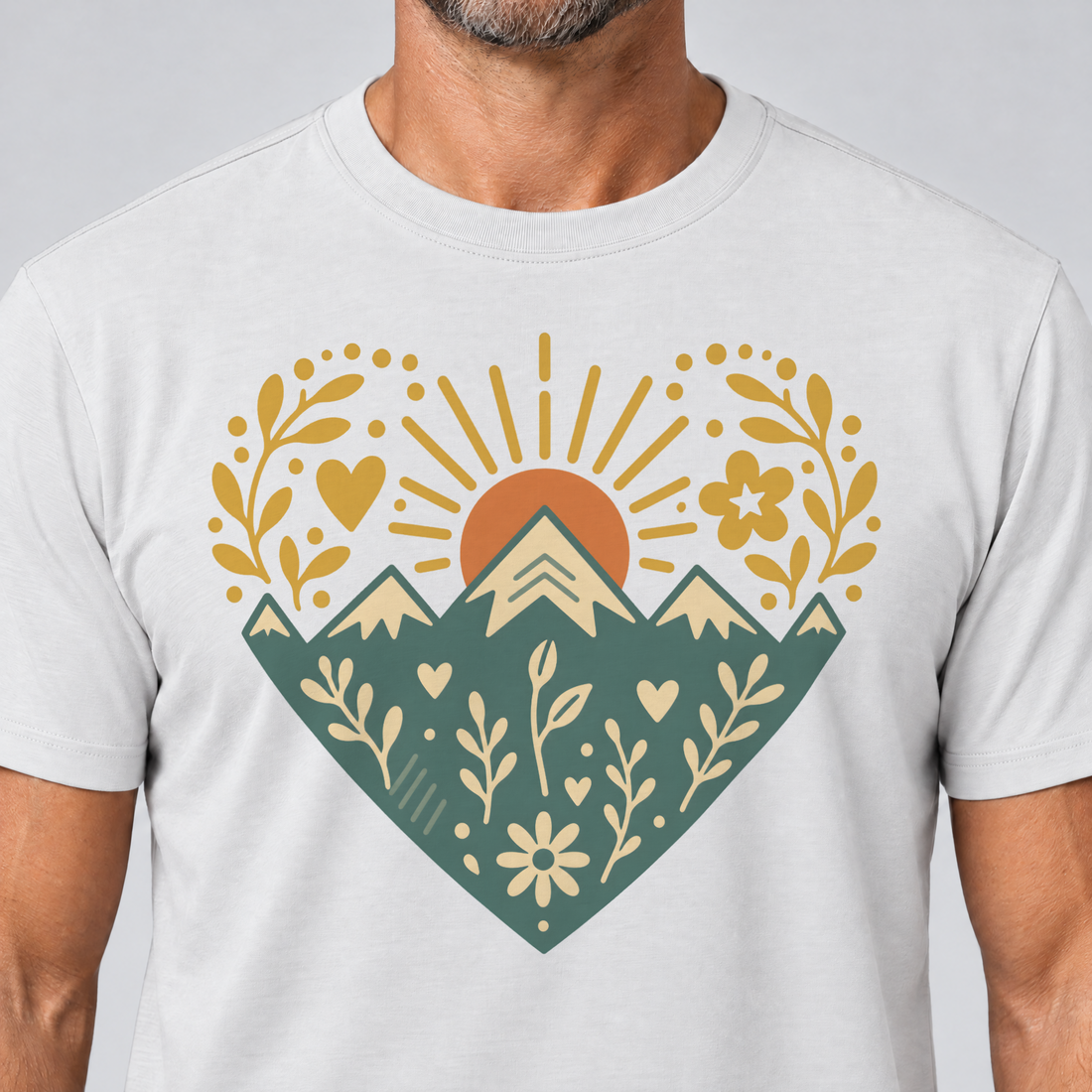 Nahaufnahme des Drucks: Bergherz – T-Shirt Unisex in Weiß, von einem Mann getragen