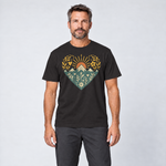 Mann trägt Bergherz – T-Shirt Unisex in Schwarz, Ansicht von vorn