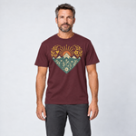 Mann trägt Bergherz – T-Shirt Unisex in Bordeaux, Ansicht von vorn