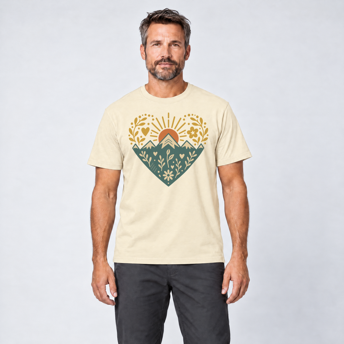 Mann trägt Bergherz – T-Shirt Unisex in Natur, Ansicht von vorn