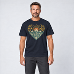 Mann trägt Bergherz – T-Shirt Unisex in Navy, Ansicht von vorn