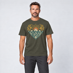 Mann trägt Bergherz – T-Shirt Unisex in Oliv, Ansicht von vorn