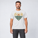 Mann trägt Bergherz – T-Shirt Unisex in Weiß, Ansicht von vorn