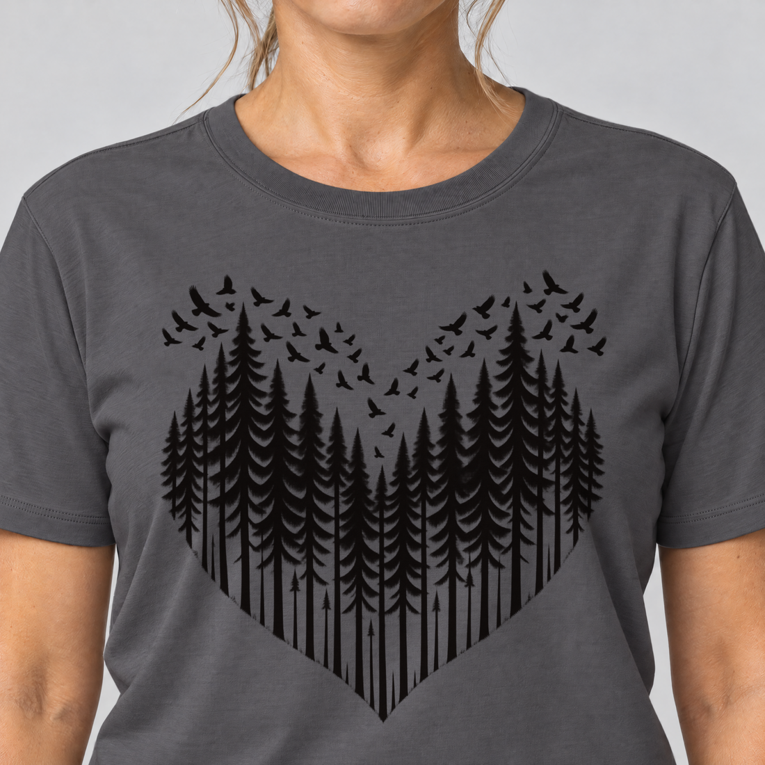 Nahaufnahme des Drucks: Bergwald-Herz mit Alpendohlen – T-Shirt Unisex in Dunkelgrau, von einer Frau getragen