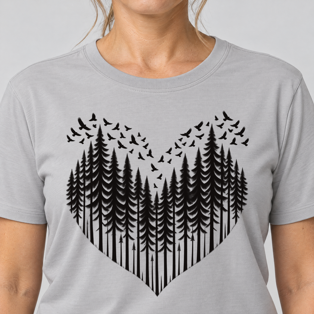 Nahaufnahme des Drucks: Bergwald-Herz mit Alpendohlen – T-Shirt Unisex in Hellgrau, von einer Frau getragen