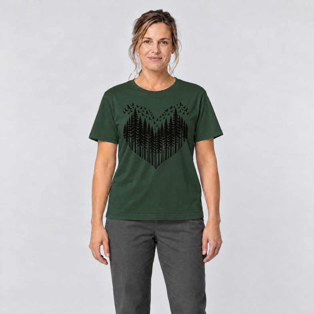 Frau trägt Bergwald-Herz mit Alpendohlen – T-Shirt Unisex in Flaschengrün, Ansicht von vorn
