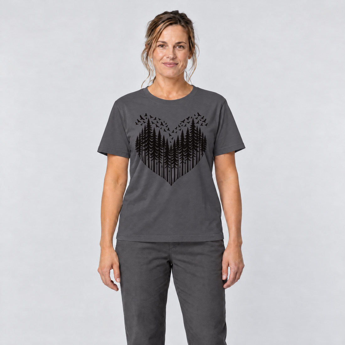 Frau trägt Bergwald-Herz mit Alpendohlen – T-Shirt Unisex in Dunkelgrau, Ansicht von vorn