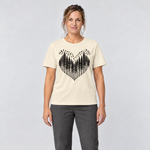 Frau trägt Bergwald-Herz mit Alpendohlen – T-Shirt Unisex in Natur, Ansicht von vorn