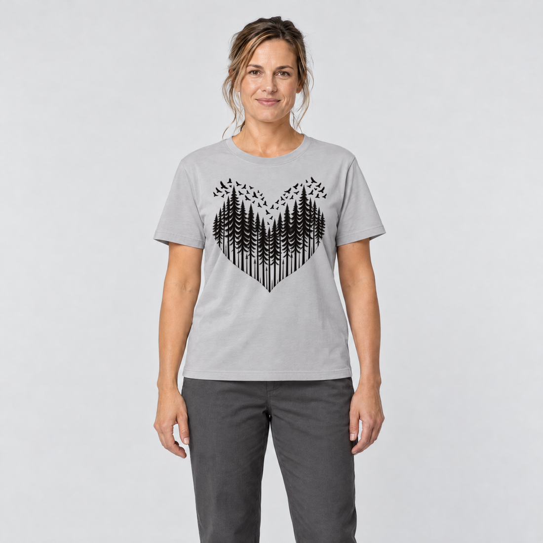 Frau trägt Bergwald-Herz mit Alpendohlen – T-Shirt Unisex in Hellgrau, Ansicht von vorn