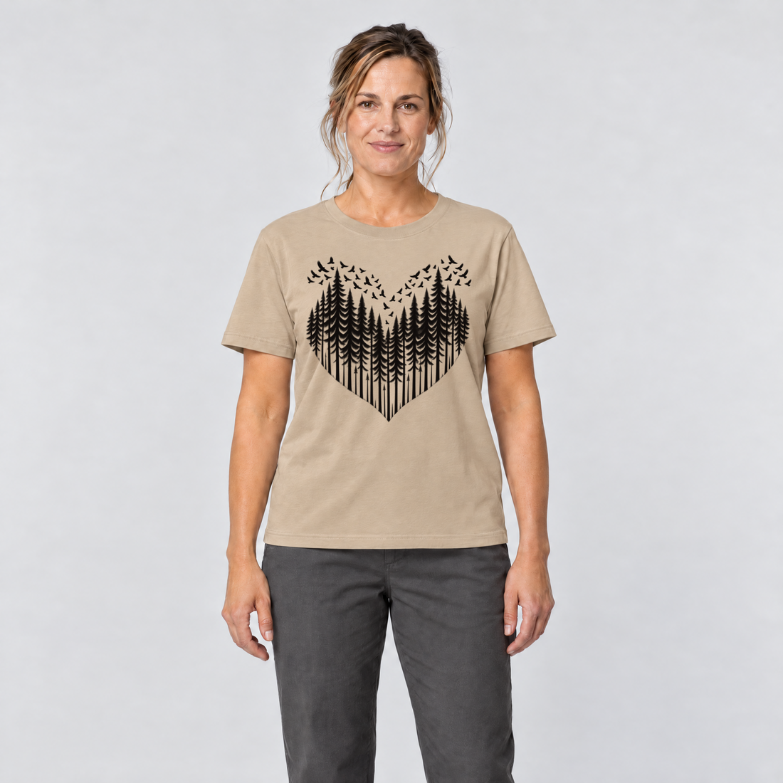 Frau trägt Bergwald-Herz mit Alpendohlen – T-Shirt Unisex in Sand, Ansicht von vorn