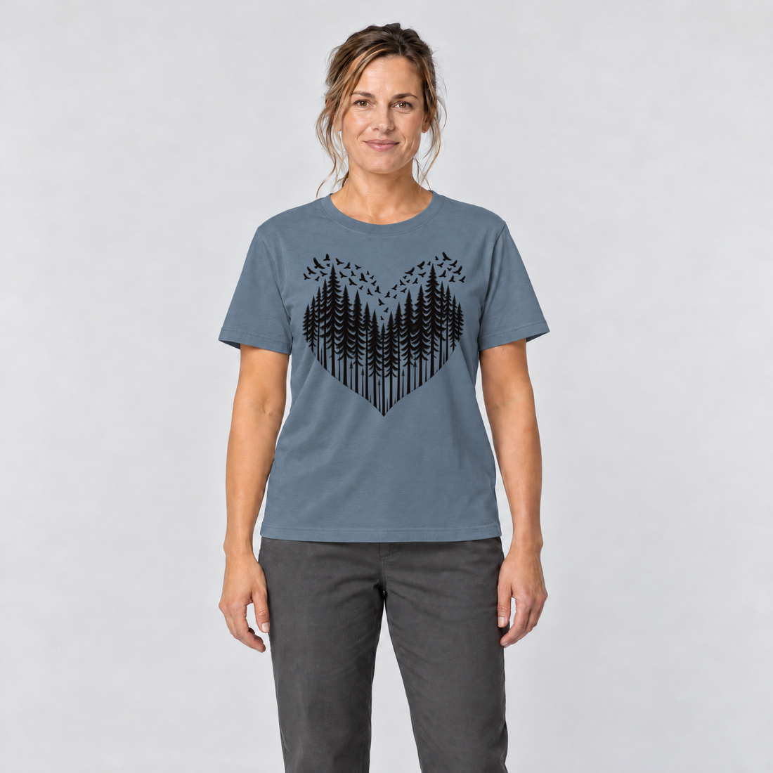 Frau trägt Bergwald-Herz mit Alpendohlen – T-Shirt Unisex in Steinblau, Ansicht von vorn