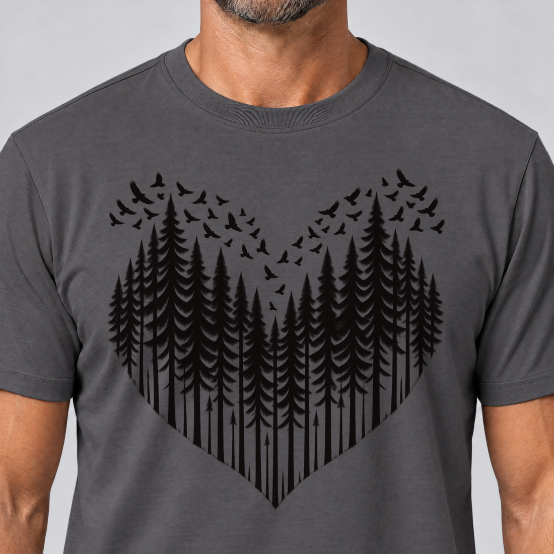 Nahaufnahme des Drucks: Bergwald-Herz mit Alpendohlen – T-Shirt Unisex in Dunkelgrau, von einem Mann getragen
