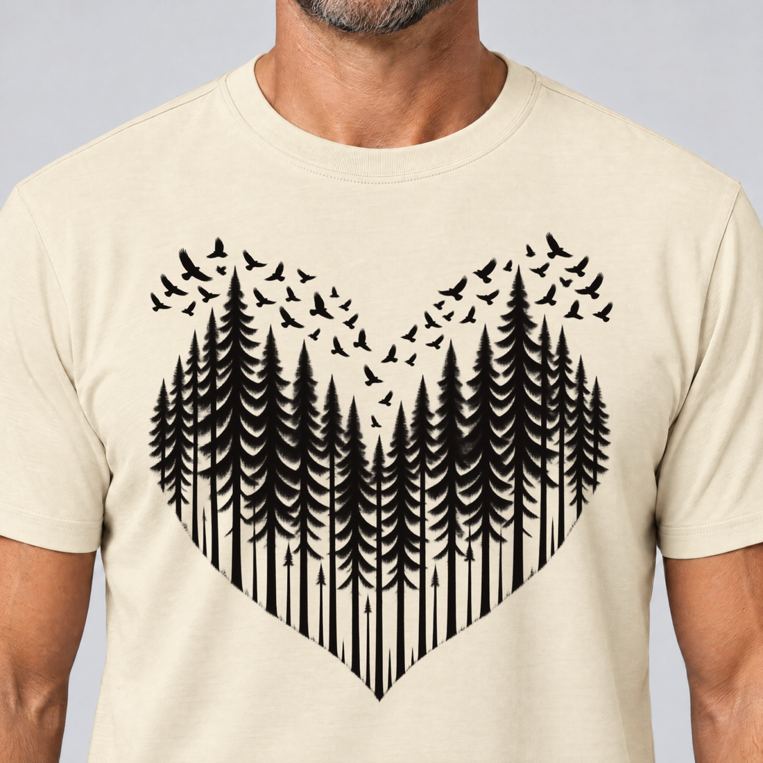 Nahaufnahme des Drucks: Bergwald-Herz mit Alpendohlen – T-Shirt Unisex in Natur, von einem Mann getragen