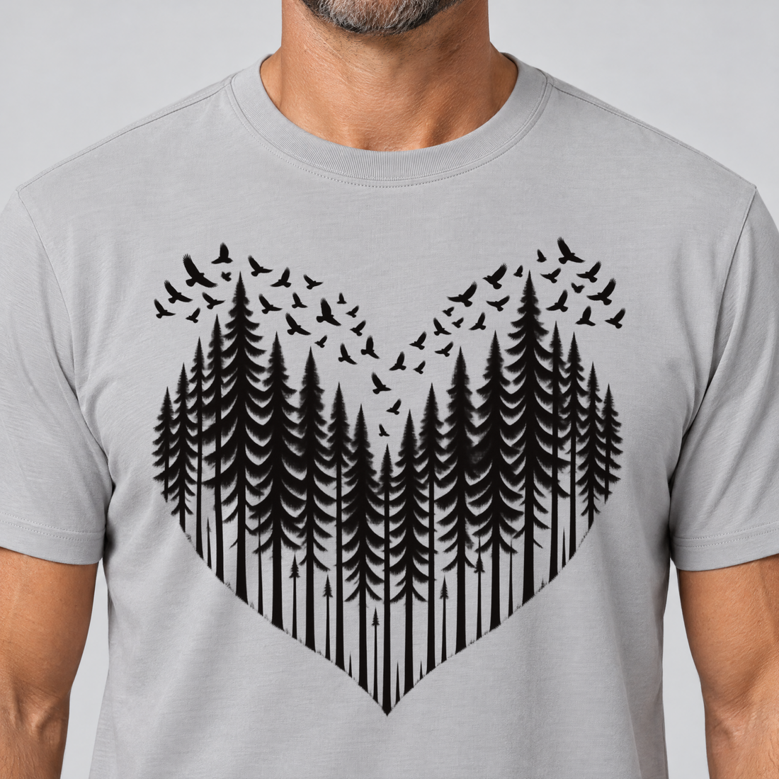 Nahaufnahme des Drucks: Bergwald-Herz mit Alpendohlen – T-Shirt Unisex in Hellgrau, von einem Mann getragen