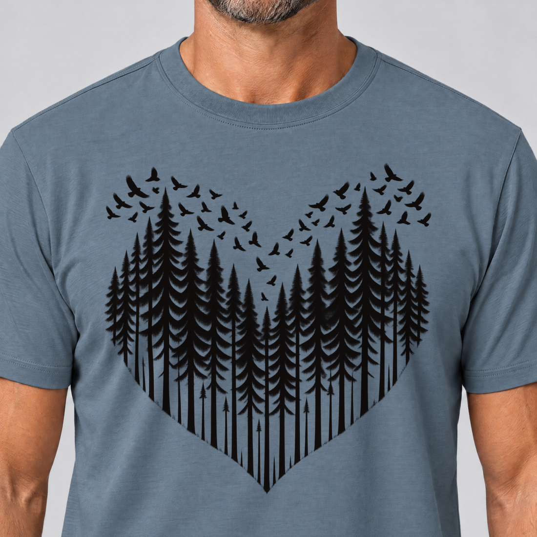 Nahaufnahme des Drucks: Bergwald-Herz mit Alpendohlen – T-Shirt Unisex in Steinblau, von einem Mann getragen