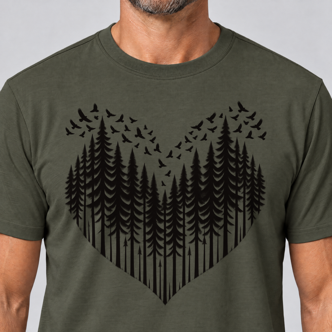 Nahaufnahme des Drucks: Bergwald-Herz mit Alpendohlen – T-Shirt Unisex in Oliv, von einem Mann getragen