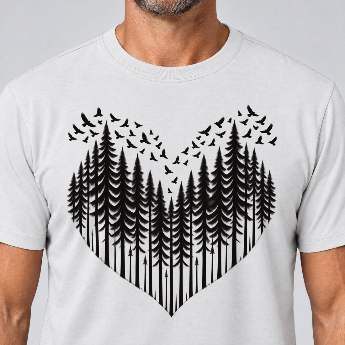Nahaufnahme des Drucks: Bergwald-Herz mit Alpendohlen – T-Shirt Unisex in Weiß, von einem Mann getragen