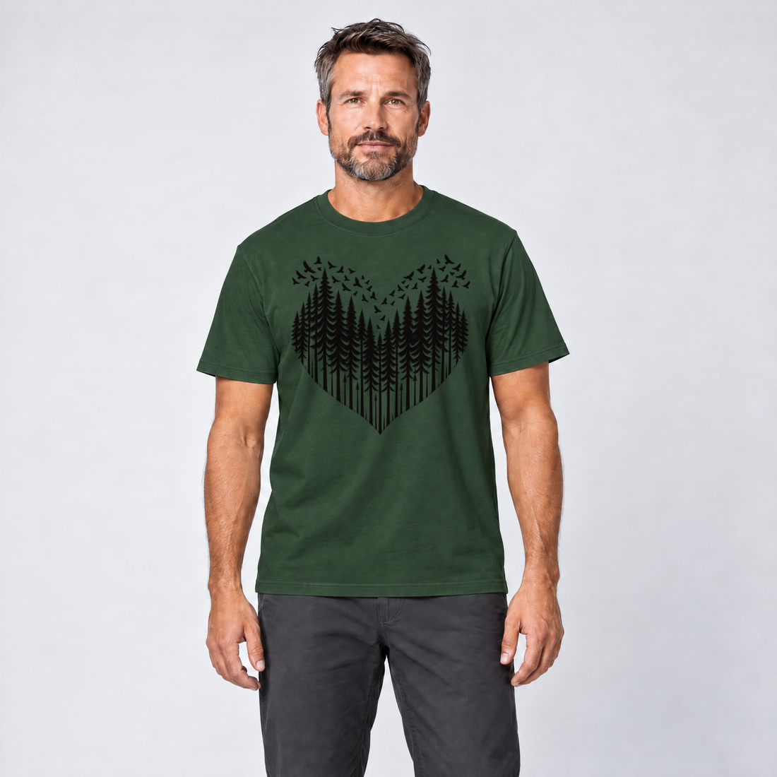 Mann trägt Bergwald-Herz mit Alpendohlen – T-Shirt Unisex in Flaschengrün, Ansicht von vorn