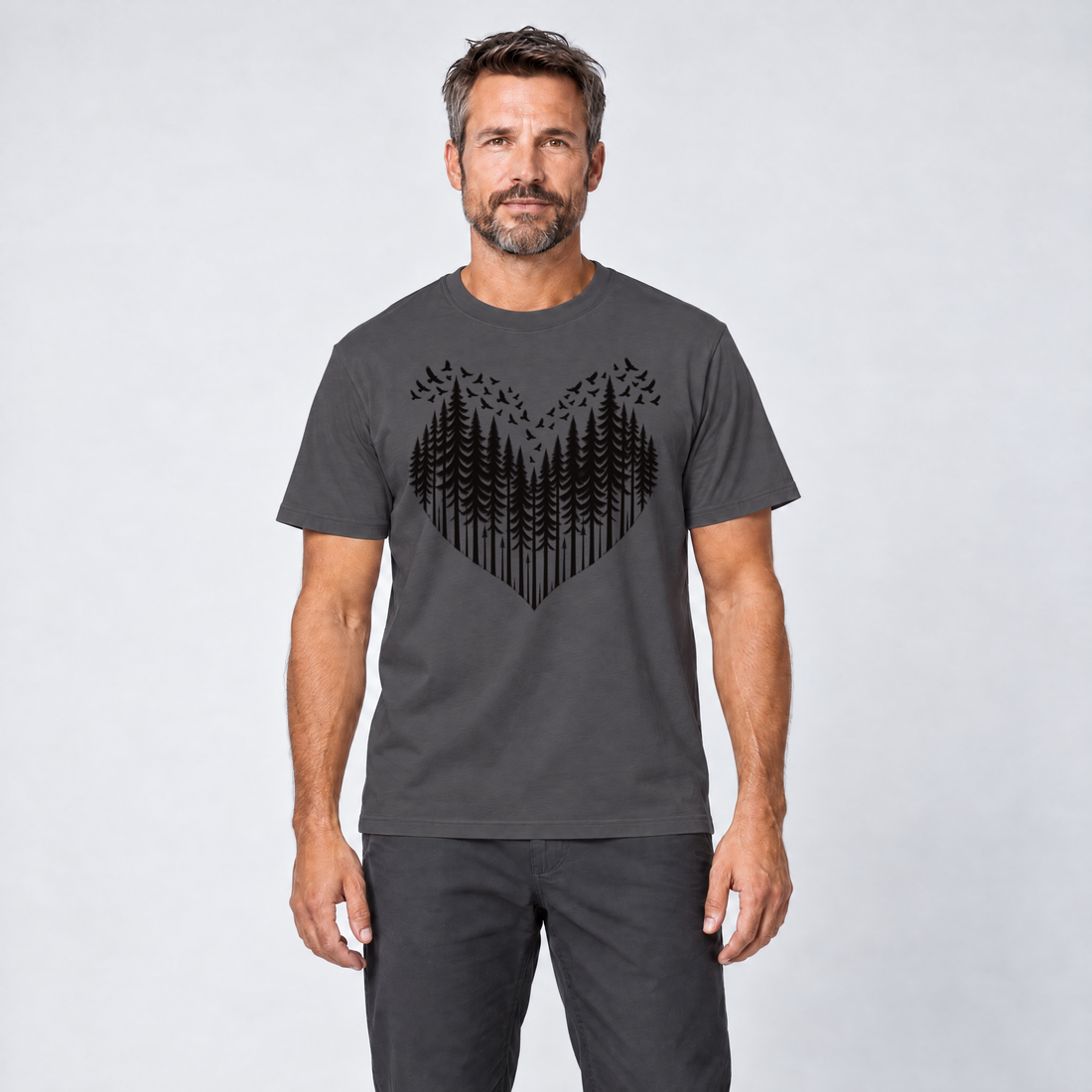 Mann trägt Bergwald-Herz mit Alpendohlen – T-Shirt Unisex in Dunkelgrau, Ansicht von vorn
