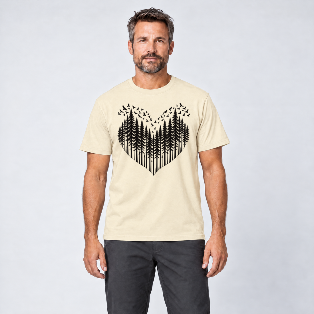 Mann trägt Bergwald-Herz mit Alpendohlen – T-Shirt Unisex in Natur, Ansicht von vorn