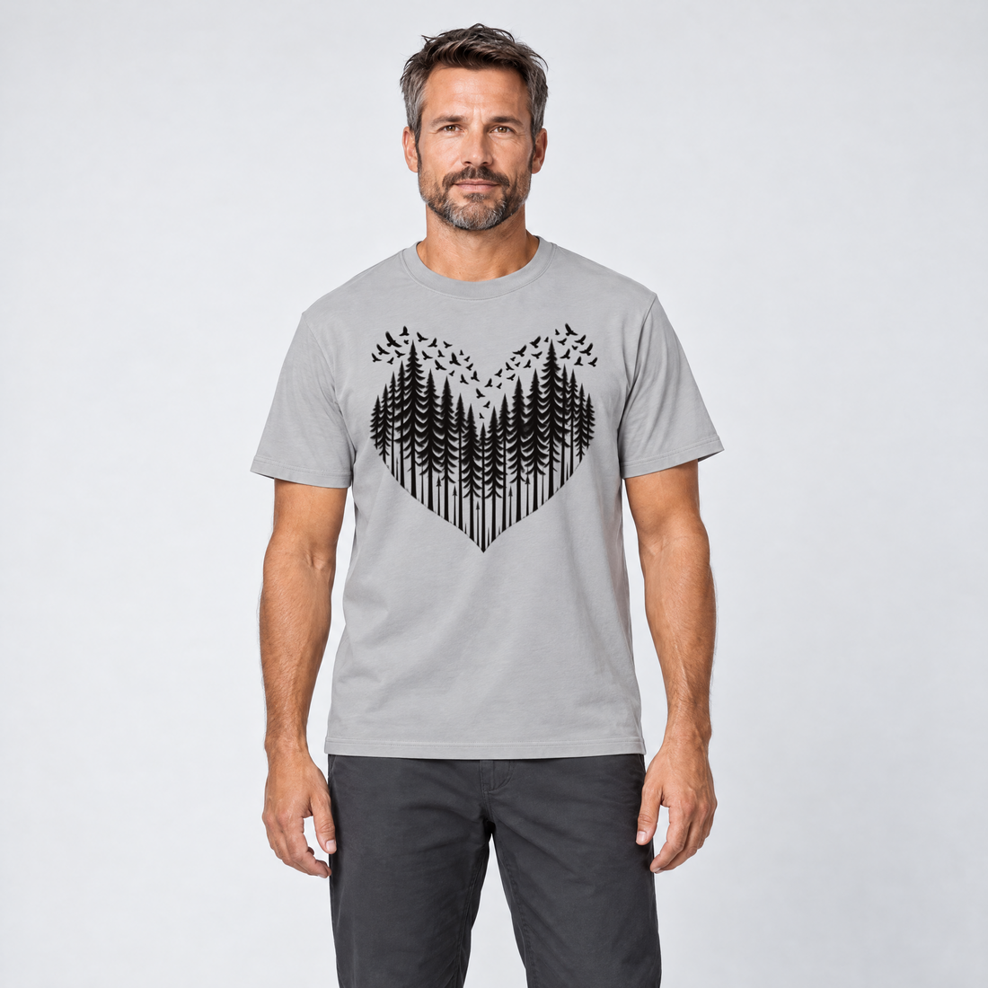 Mann trägt Bergwald-Herz mit Alpendohlen – T-Shirt Unisex in Hellgrau, Ansicht von vorn