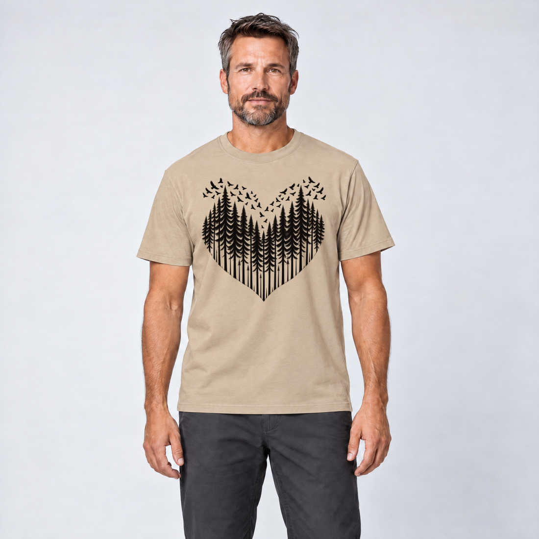 Mann trägt Bergwald-Herz mit Alpendohlen – T-Shirt Unisex in Sand, Ansicht von vorn