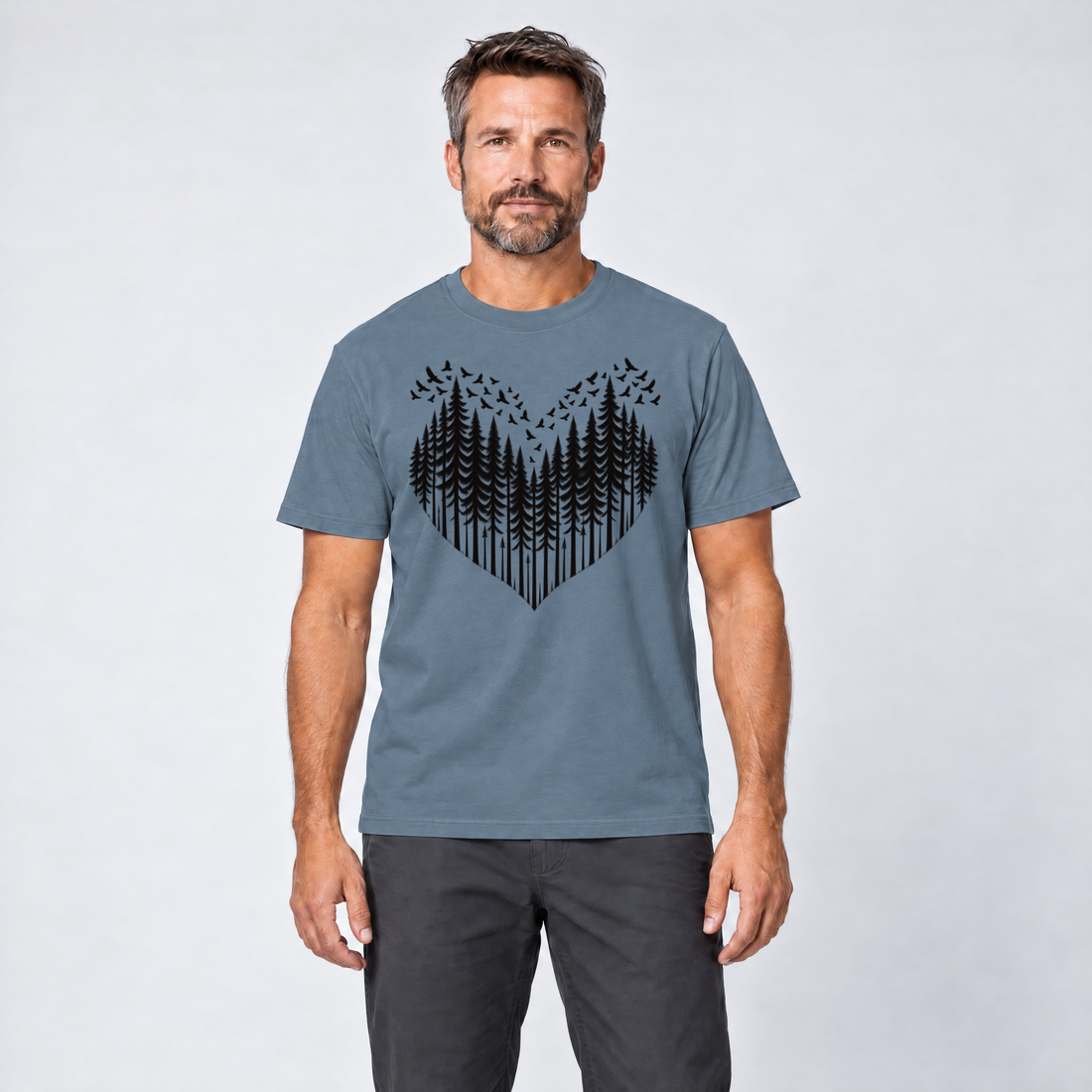 Mann trägt Bergwald-Herz mit Alpendohlen – T-Shirt Unisex in Steinblau, Ansicht von vorn