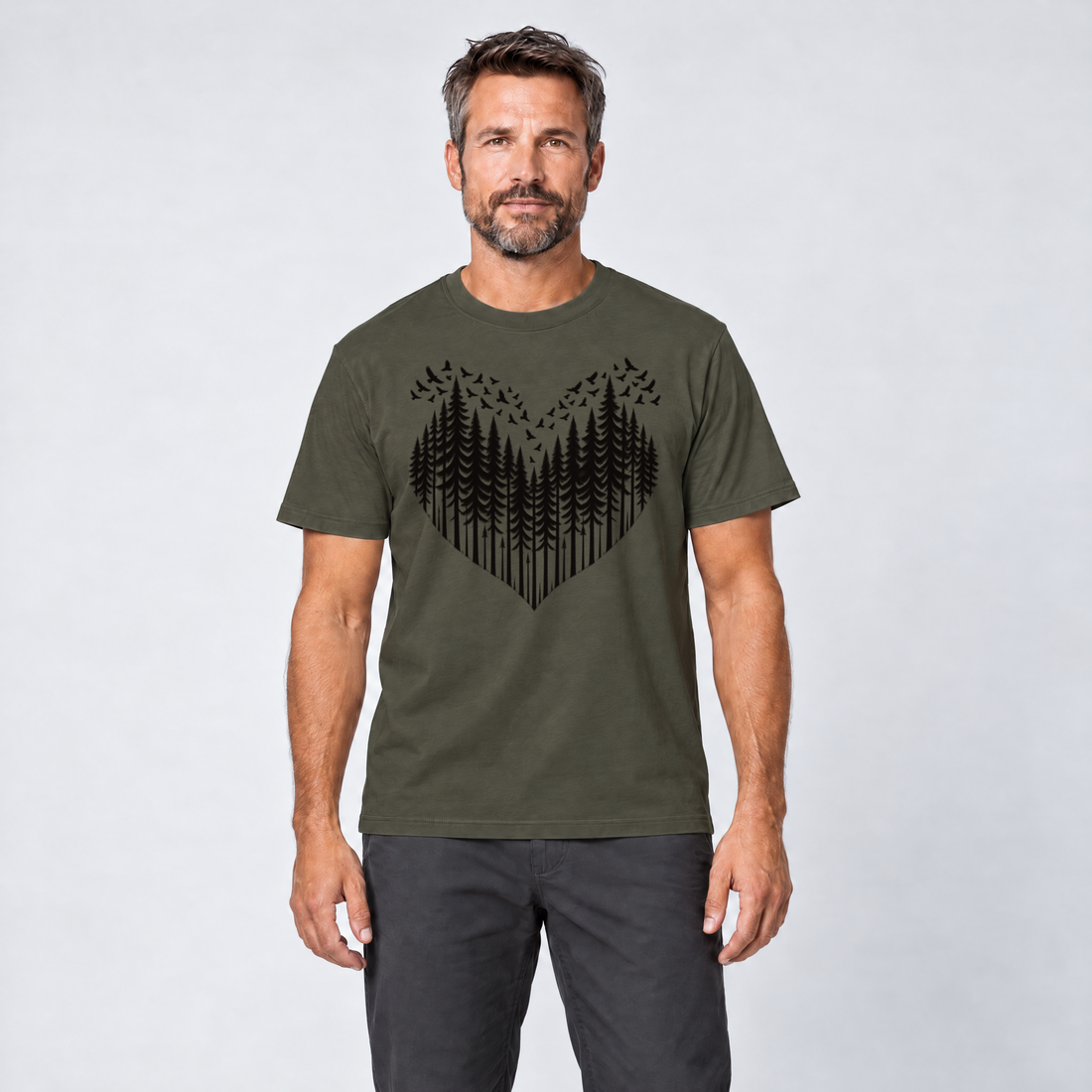 Mann trägt Bergwald-Herz mit Alpendohlen – T-Shirt Unisex in Oliv, Ansicht von vorn