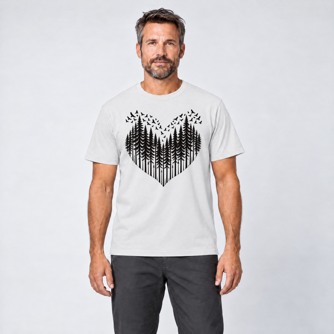 Mann trägt Bergwald-Herz mit Alpendohlen – T-Shirt Unisex in Weiß, Ansicht von vorn