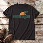 Heute nicht – T-Shirt Unisex in Schwarz, flach liegend auf alten Holzbrettern mit Wanderschuhen und Wanderkarte.