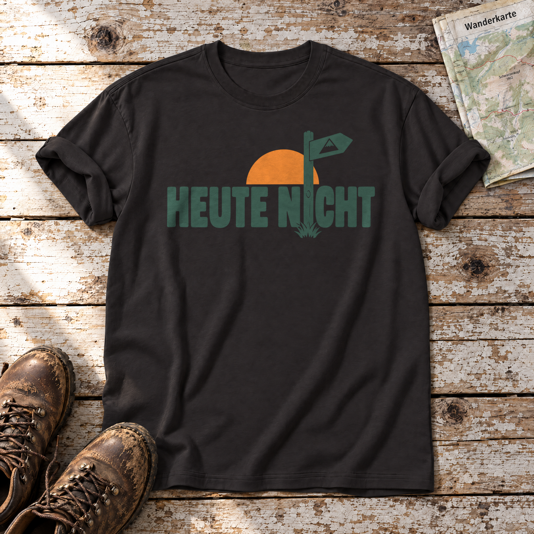 Heute nicht – T-Shirt Unisex in Schwarz, flach liegend auf alten Holzbrettern mit Wanderschuhen und Wanderkarte.