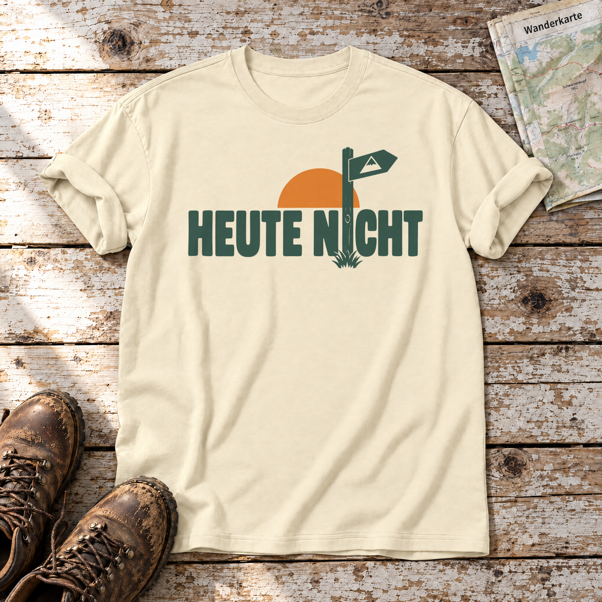 Heute nicht – T-Shirt Unisex in Natur, flach liegend auf alten Holzbrettern mit Wanderschuhen und Wanderkarte.