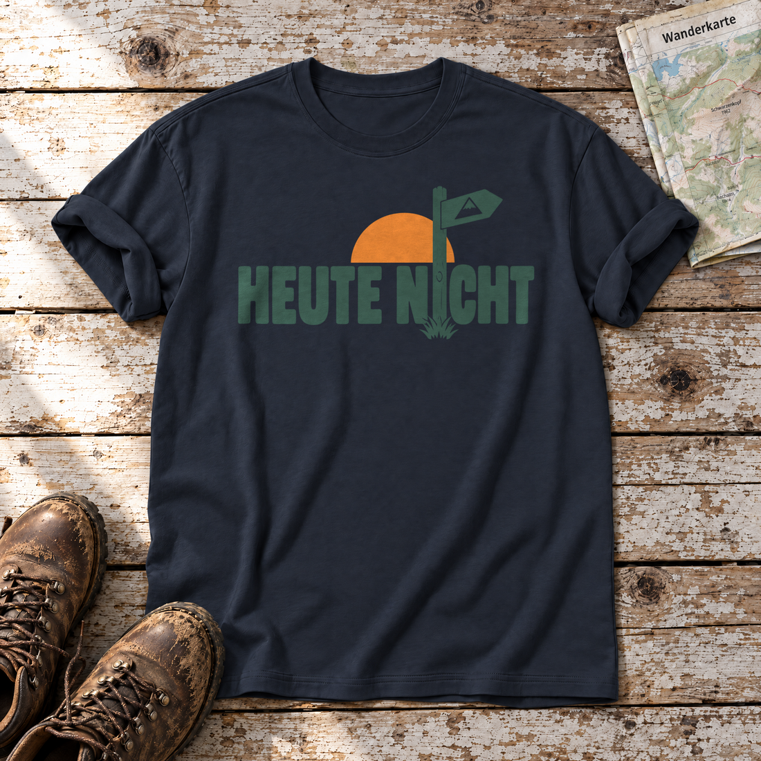 Heute nicht – T-Shirt Unisex in Navy, flach liegend auf alten Holzbrettern mit Wanderschuhen und Wanderkarte.