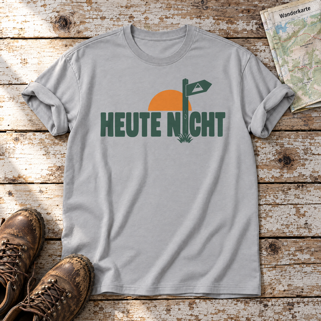 Heute nicht – T-Shirt Unisex in Hellgrau, flach liegend auf alten Holzbrettern mit Wanderschuhen und Wanderkarte.