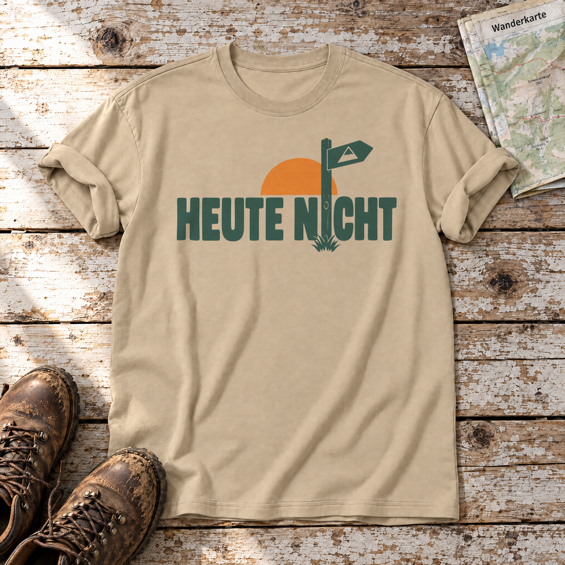 Heute nicht – T-Shirt Unisex in Sand, flach liegend auf alten Holzbrettern mit Wanderschuhen und Wanderkarte.