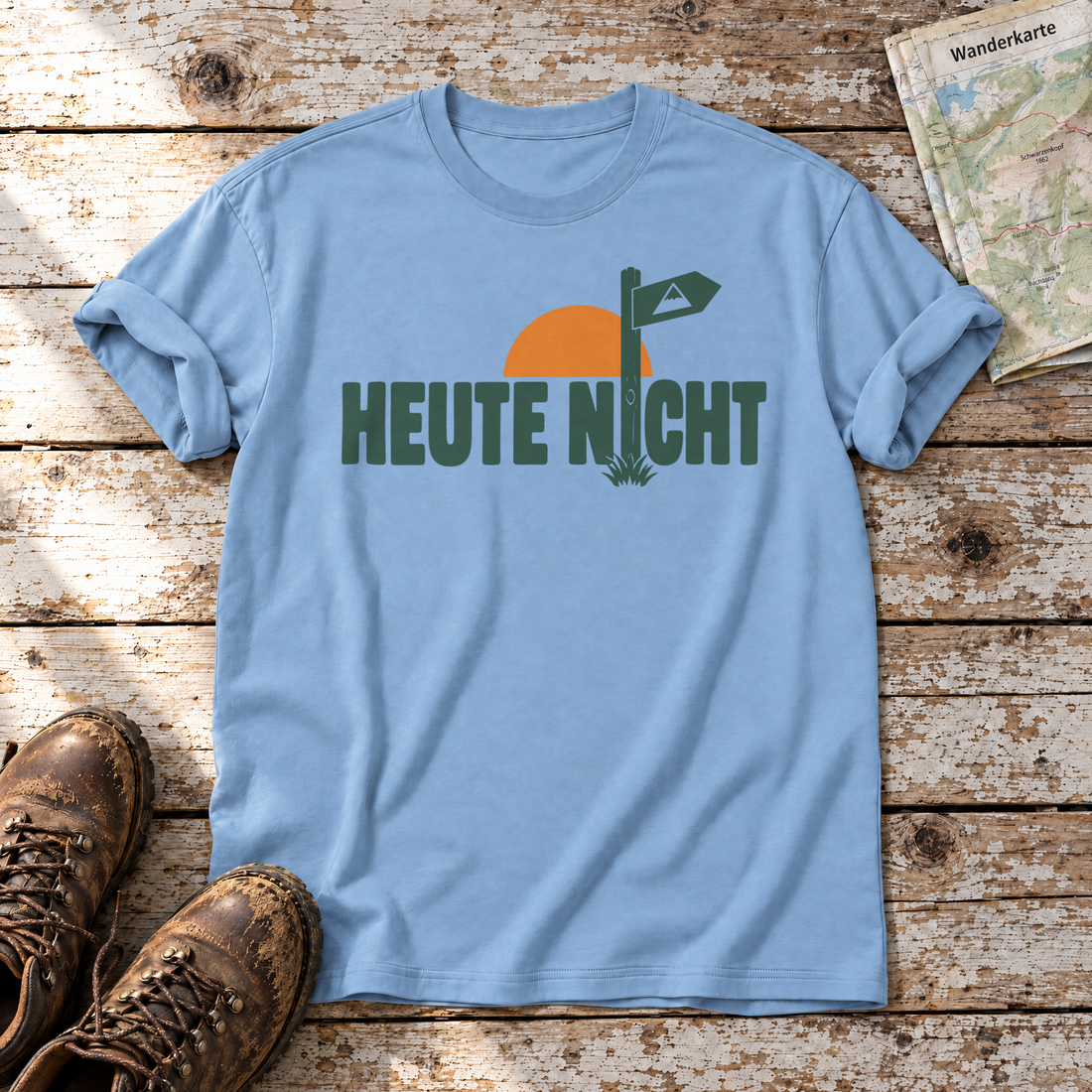 Heute nicht – T-Shirt Unisex in Himmelblau, flach liegend auf alten Holzbrettern mit Wanderschuhen und Wanderkarte.