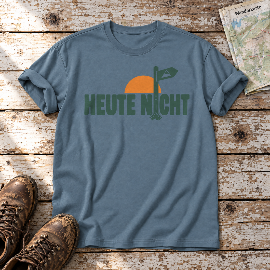 Heute nicht – T-Shirt Unisex in Steinblau, flach liegend auf alten Holzbrettern mit Wanderschuhen und Wanderkarte.