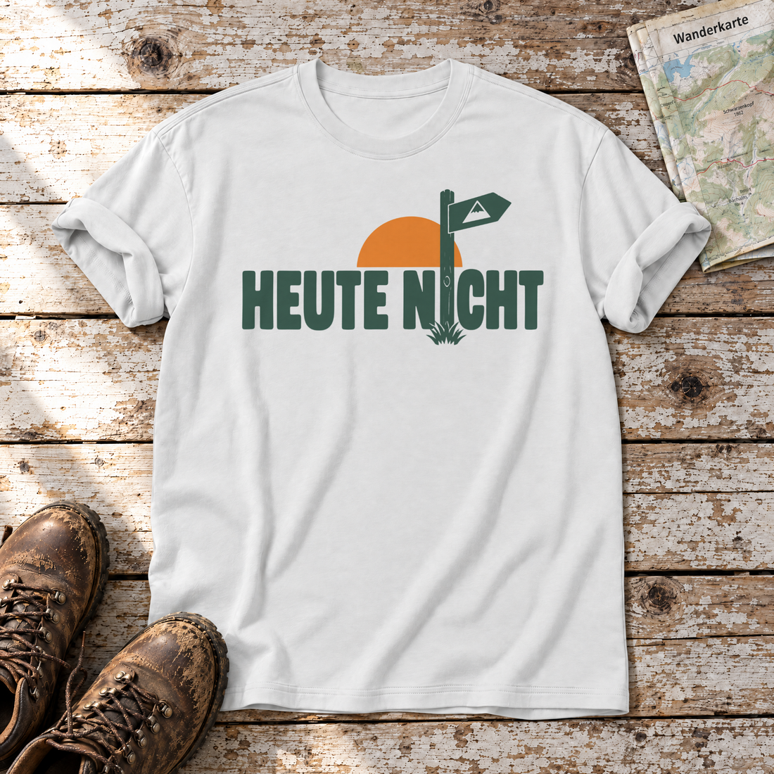Heute nicht – T-Shirt Unisex in Weiß, flach liegend auf alten Holzbrettern mit Wanderschuhen und Wanderkarte.