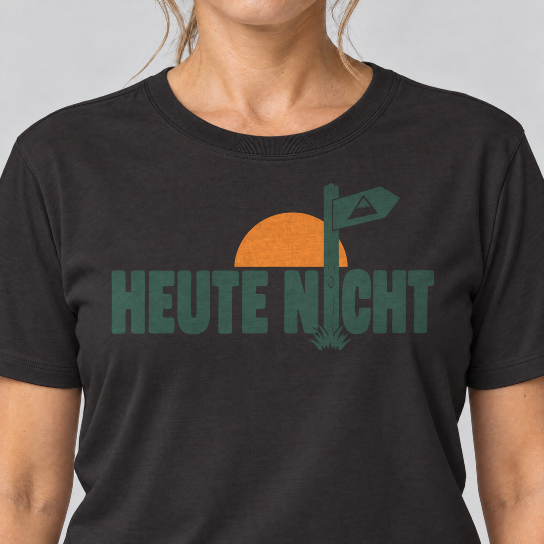 Nahaufnahme des Drucks: Heute nicht – T-Shirt Unisex in Schwarz, von einer Frau getragen
