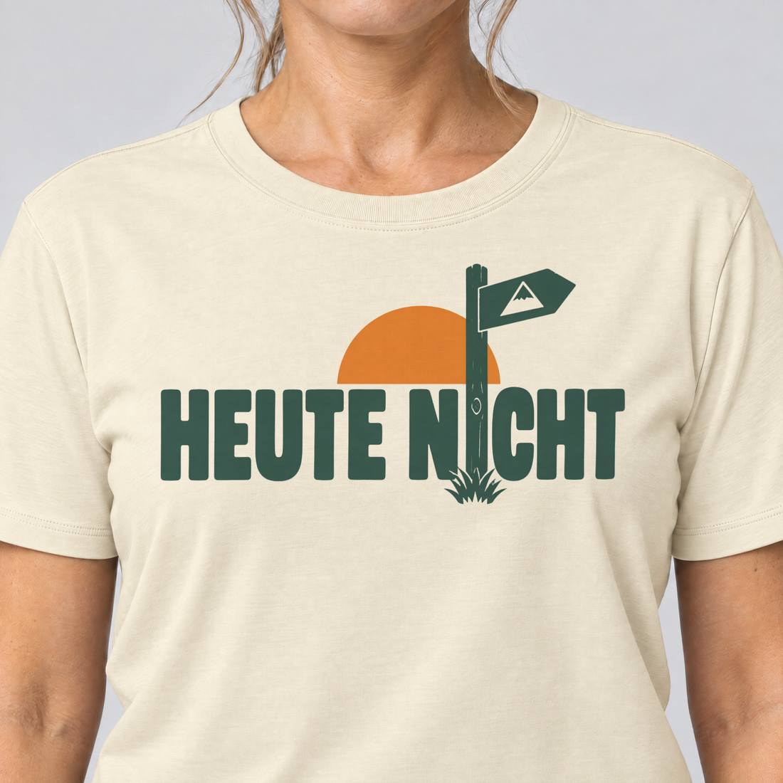 Nahaufnahme des Drucks: Heute nicht – T-Shirt Unisex in Natur, von einer Frau getragen