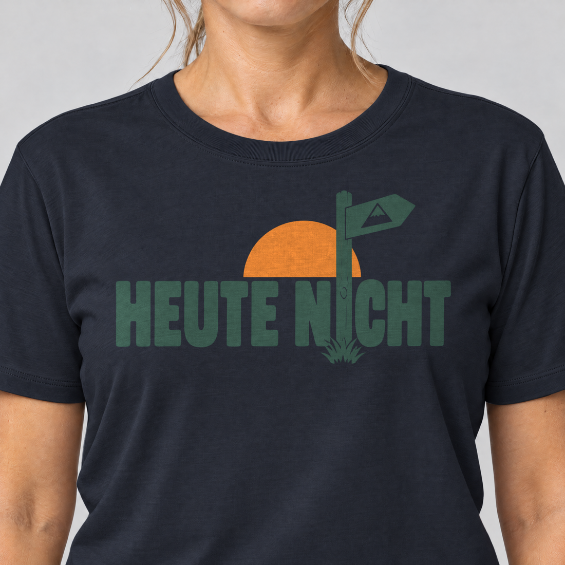 Nahaufnahme des Drucks: Heute nicht – T-Shirt Unisex in Navy, von einer Frau getragen