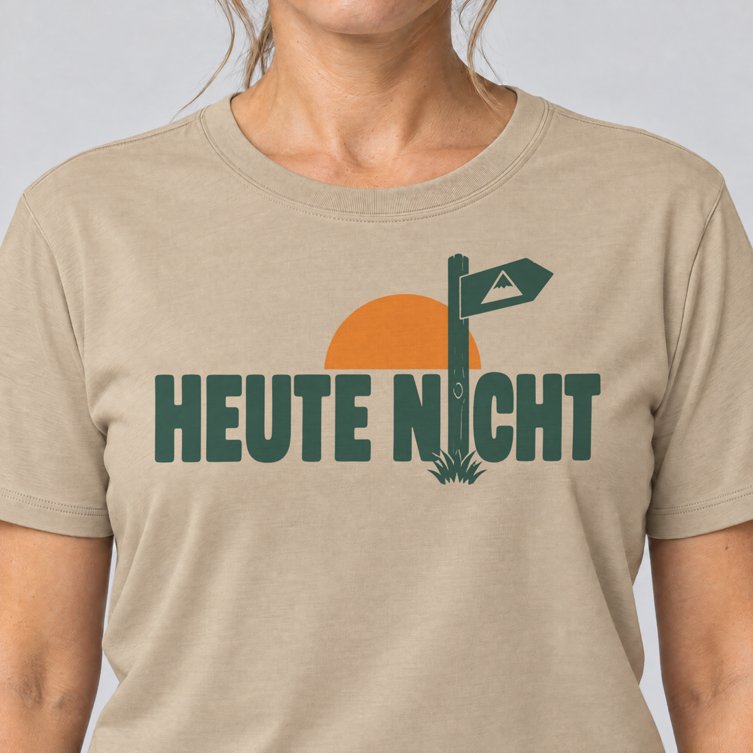 Nahaufnahme des Drucks: Heute nicht – T-Shirt Unisex in Sand, von einer Frau getragen