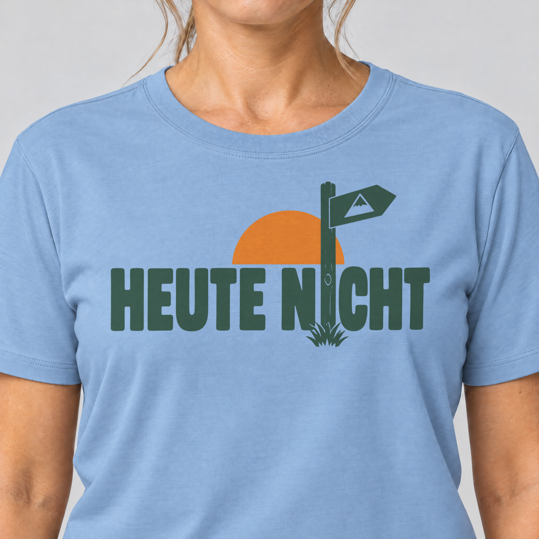 Nahaufnahme des Drucks: Heute nicht – T-Shirt Unisex in Himmelblau, von einer Frau getragen