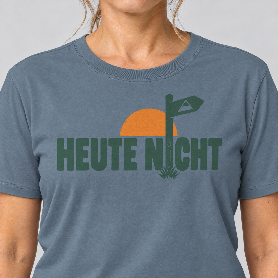 Nahaufnahme des Drucks: Heute nicht – T-Shirt Unisex in Steinblau, von einer Frau getragen