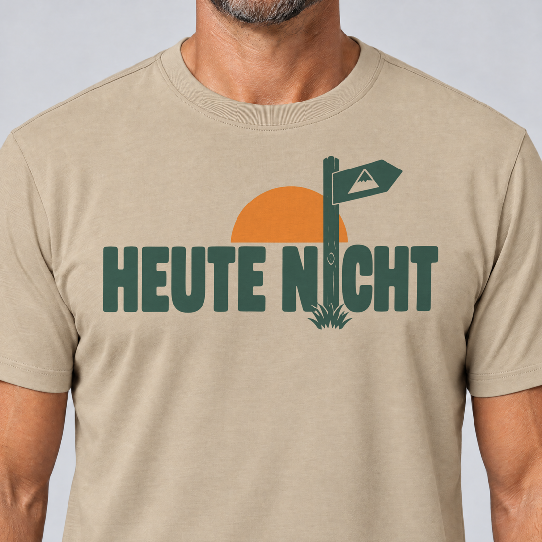 Nahaufnahme des Drucks: Heute nicht – T-Shirt Unisex in Sand, von einem Mann getragen