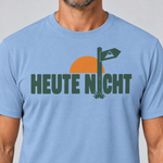 Nahaufnahme des Drucks: Heute nicht – T-Shirt Unisex in Himmelblau, von einem Mann getragen
