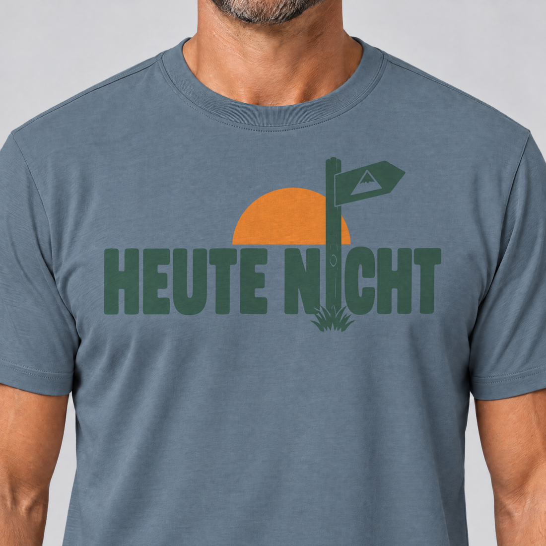 Nahaufnahme des Drucks: Heute nicht – T-Shirt Unisex in Steinblau, von einem Mann getragen