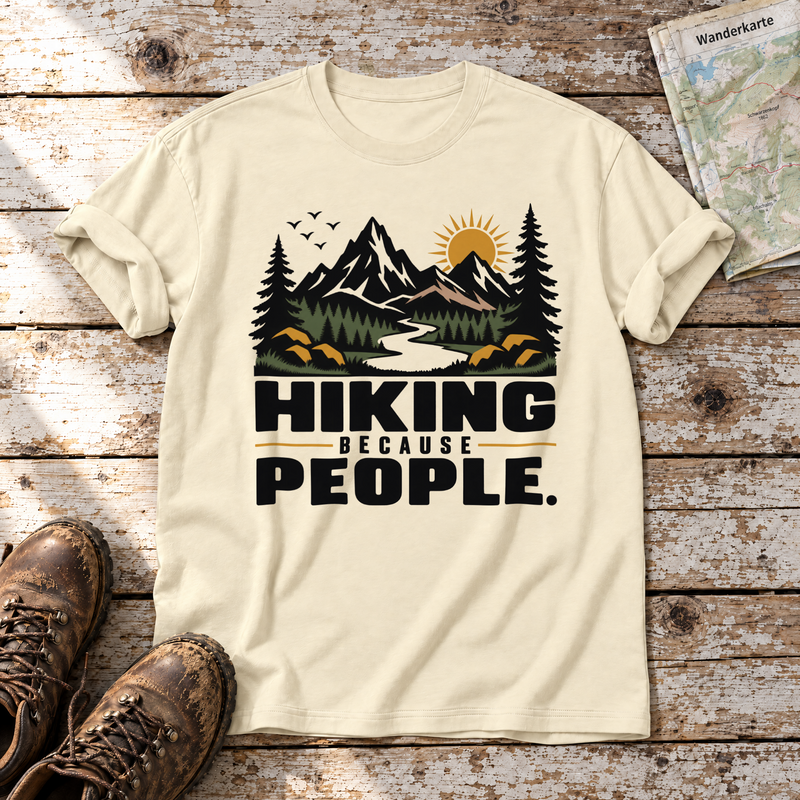 Hiking because people – T-Shirt Unisex in Natur, flach liegend auf alten Holzbrettern mit Wanderschuhen und Wanderkarte.