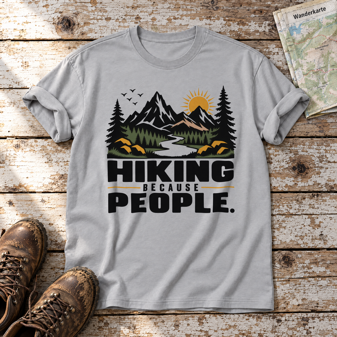 Hiking because people – T-Shirt Unisex in Hellgrau, flach liegend auf alten Holzbrettern mit Wanderschuhen und Wanderkarte.