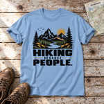 Hiking because people – T-Shirt Unisex in Himmelblau, flach liegend auf alten Holzbrettern mit Wanderschuhen und Wanderkarte.
